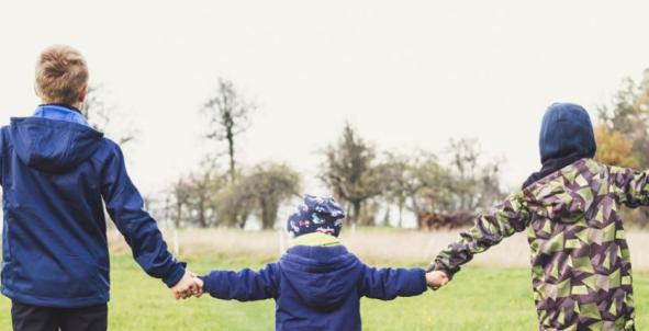 Kinderen houden handen vast