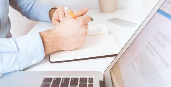 Zorgverlener aan bureau