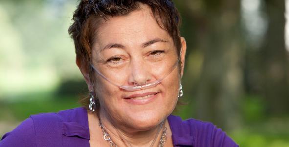 Conny Hoeve 2, heeft COPD, dame in paars shirt met zuurstofslangetje in haar neus