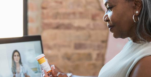 Digitale zorgoplossingen op een rij, ehealth, vrouw beeldbelt met haar zorgverlener en kijkt naar medicijnen