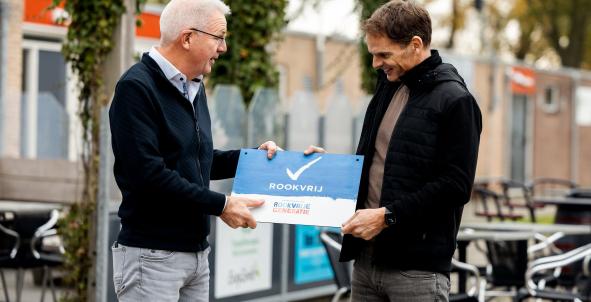 Frank de Boer overhandigt rookvrij bordje