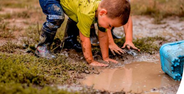 Kinderen spelen in de modder