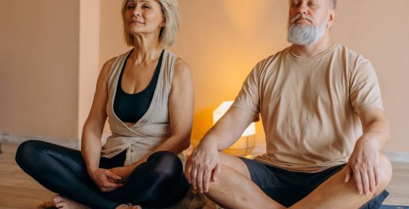 Man en vrouw aan het mediteren