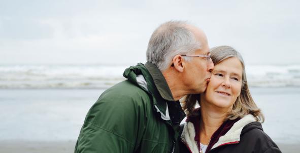 Koppel maakt een strandwandeling