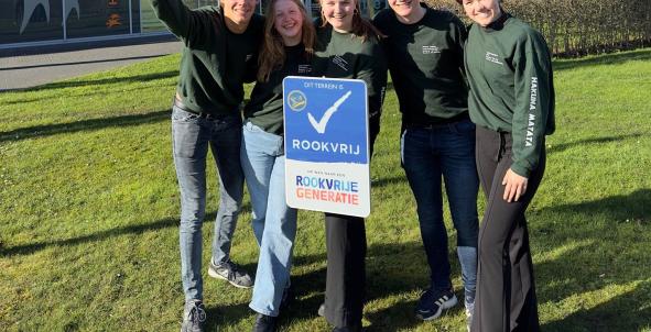 studenten met rookvrij bordje