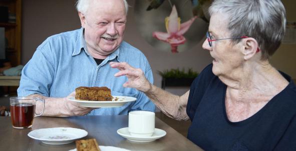 Koffie drink met koek met lotgenoten