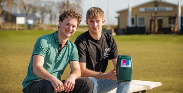 Koen en Thomas collecteren voor Longfonds met de groene collectebus