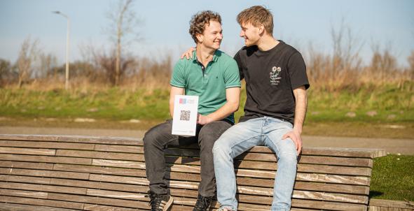Koen en Thomas collecteren voor Longfonds met de QR-drager