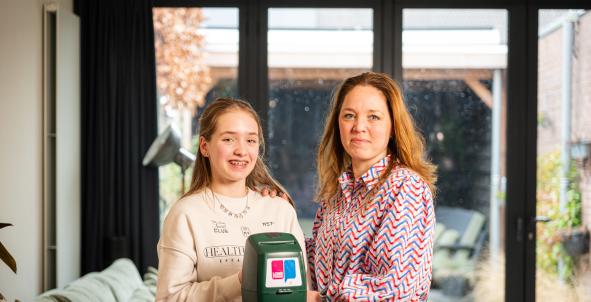 Lenneke en Sophia met collectebus