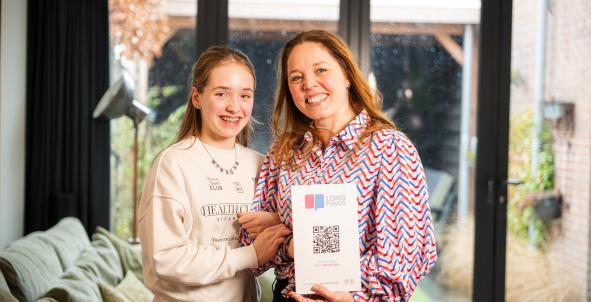 Lenneke en Sophia collecteren et de QR-drager voor longonderzoek