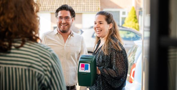Nick en Ans aan de deur voor de collecte van Longfonds