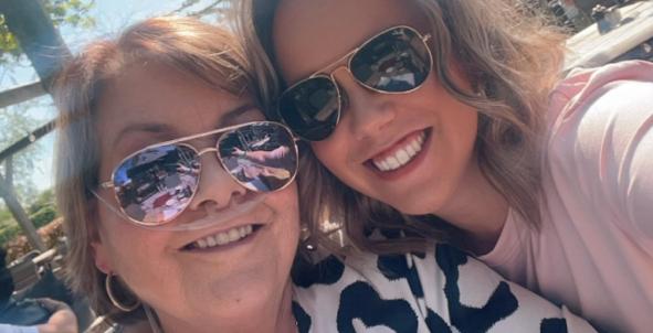 Patricia en haar moeder maken een selfie