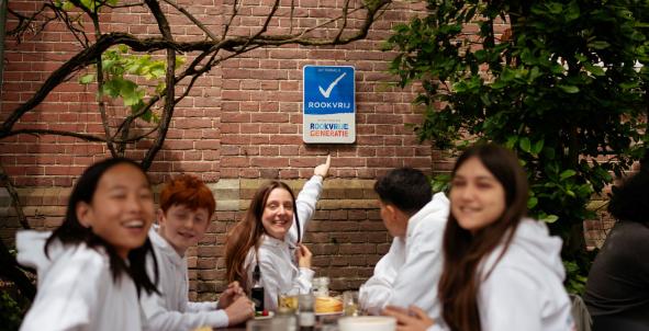 Meiden op rookvrij terras