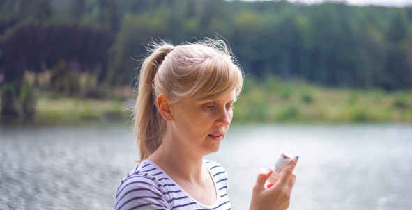 Vrouw met longmedicijnen
