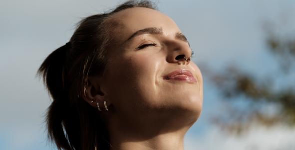 Foto van een vrouw in de buitenlucht