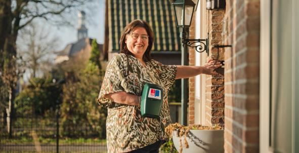 Annemieke belt aan met collectebus