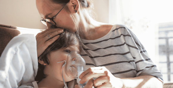 Foto moeder en kind met inhalator