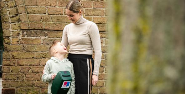 Moeder en zoon met collectebus
