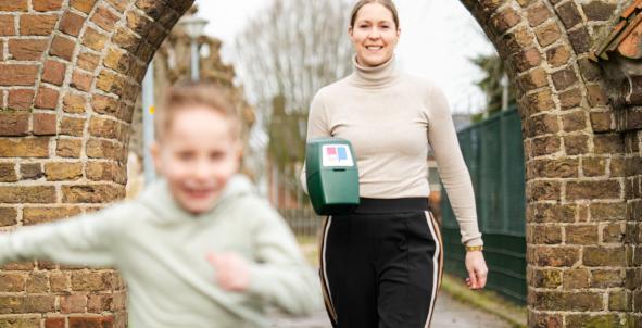 Moeder en zoon met collectebus