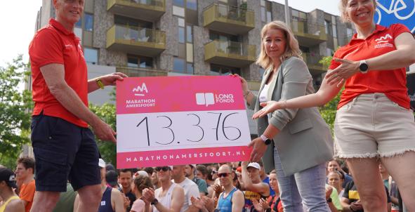 Saskia Kloet neemt namens Longfonds cheque in ontvangst