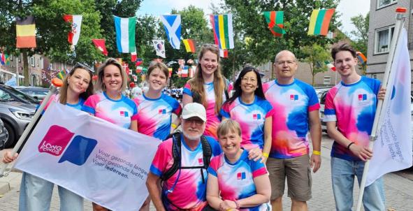 Wandelaars met Longfonds shirts en vlag