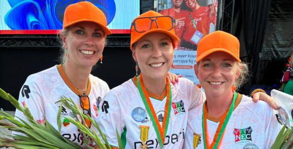 Drie vrouwen lachen