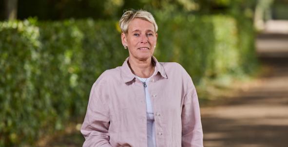 Vrouw wandelend over straat COPD