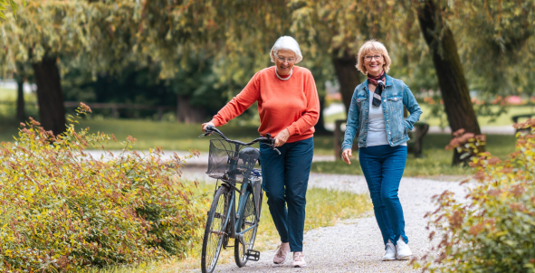 Twee vrouwen wandelen in het park