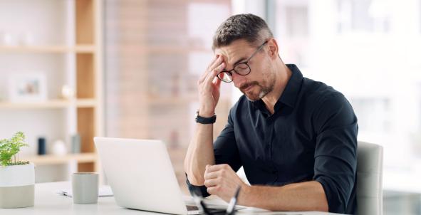 Man achter zijn laptop