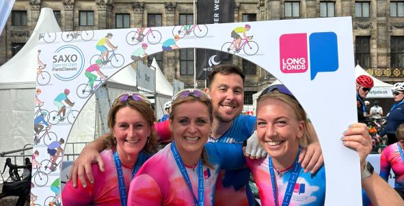 Team Longfonds na de finish van de Dam tot Dam Fietsclassic