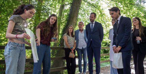 Kamerleden krijgen uitleg van de jonge mensen met een longziekte