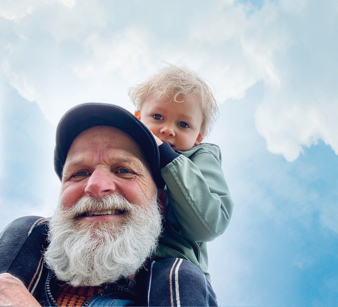 Foto opa met kleinkind op schouders