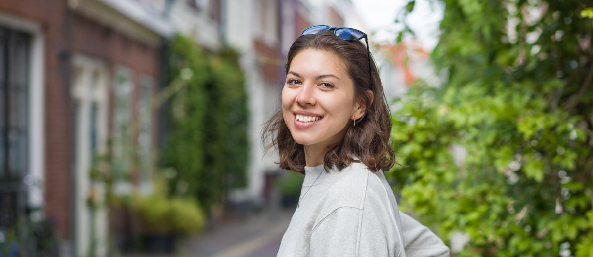 Vrouw in een straat