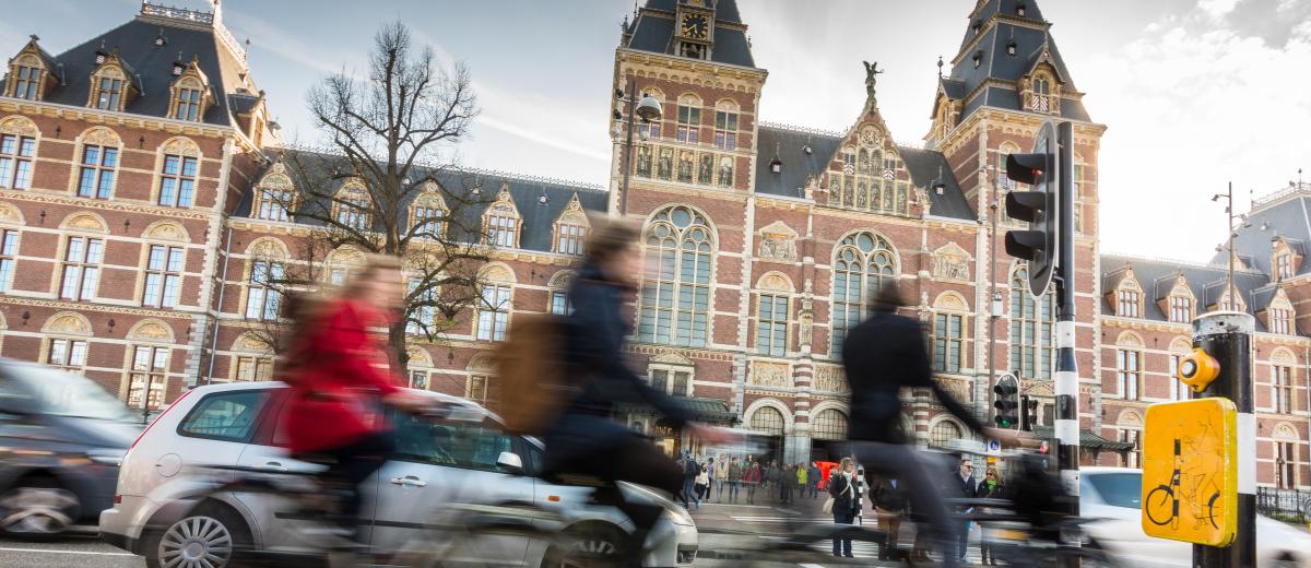 Foto Amsterdam wegverkeer bij Rijksmuseum