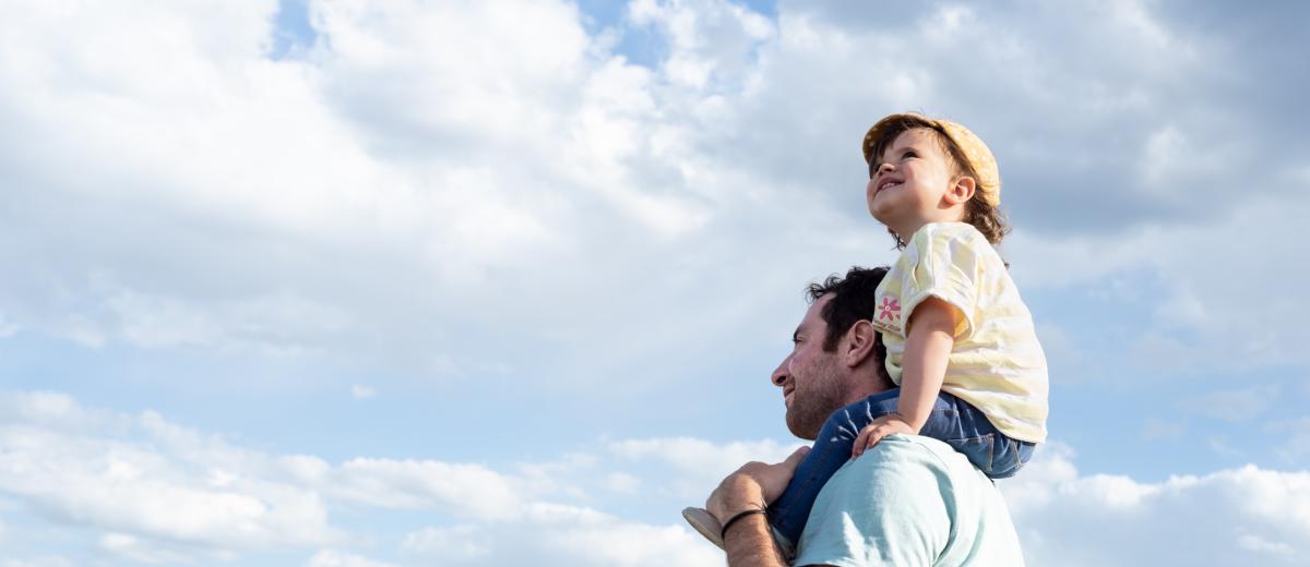 papa met kind op schouder