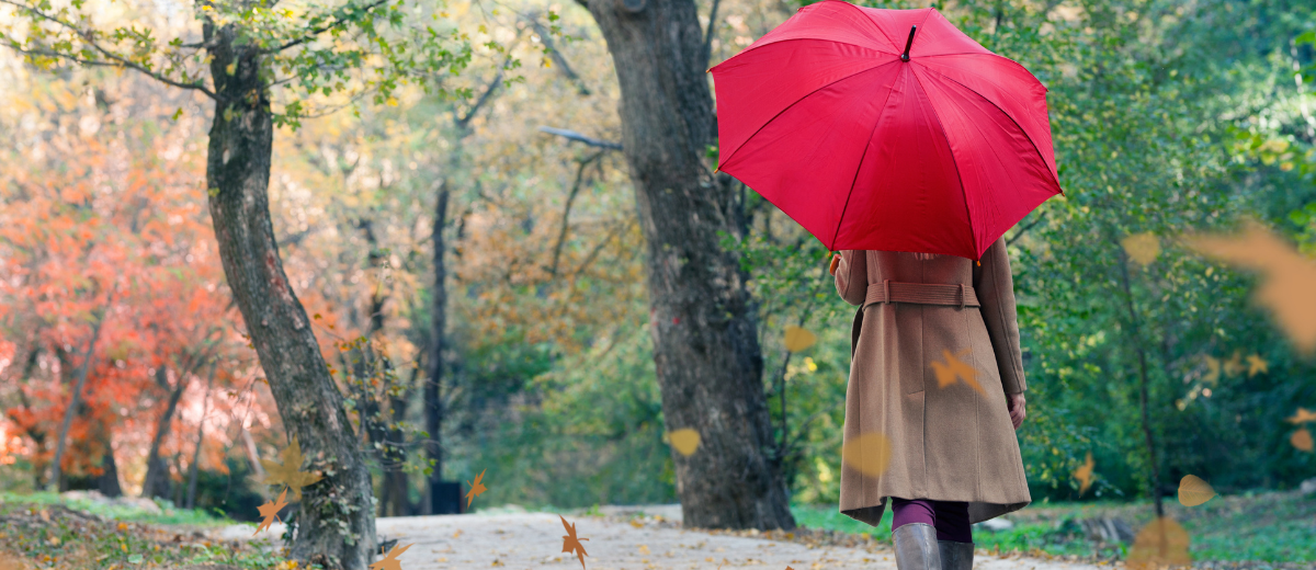 vrouw in herfst met paraplu
