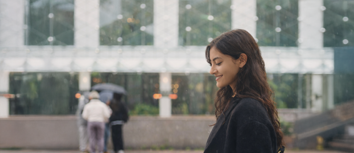 vrouw in regen in de lente