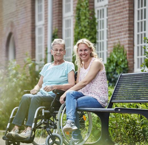 Man en vrouw zitten buiten