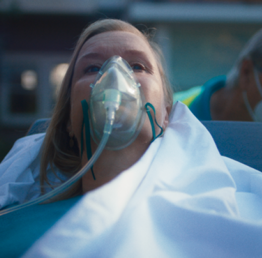 Vrouw corona zuurstof ambulance