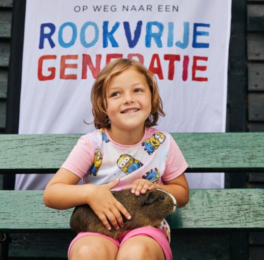 Rookvrije generatie meisje met cavia