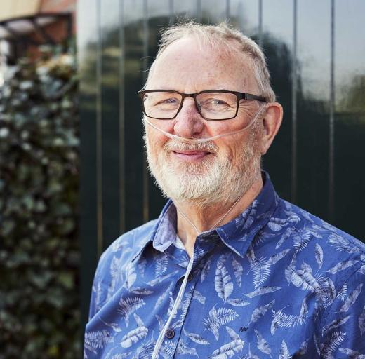 Jan Cornelissen, een glimlachende man met zuurstof 