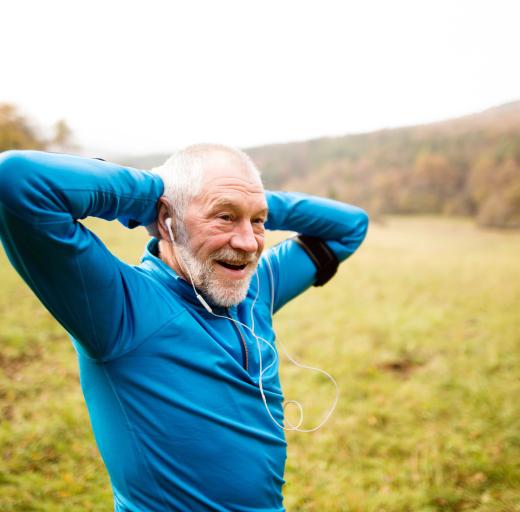 Een oudere man is buiten in de schone lucht aan het rennen