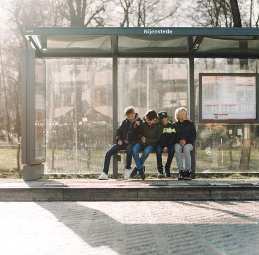 kinderen wachten op de bus