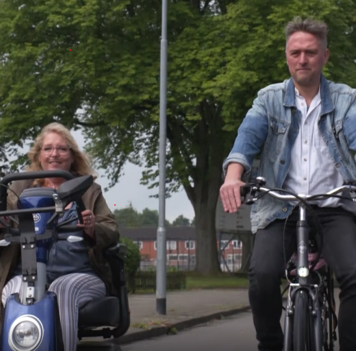 Hilda op scootmobiel Jelte op fiets