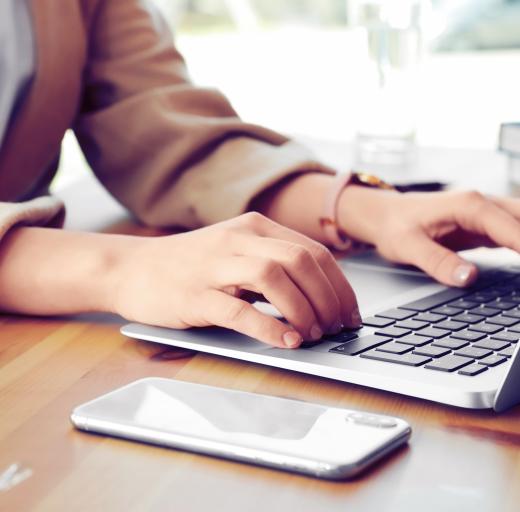 Vrouw werkt op laptop