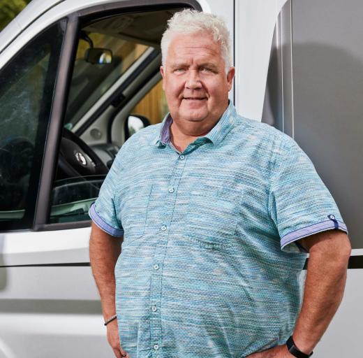Alwin staat voor zijn camper