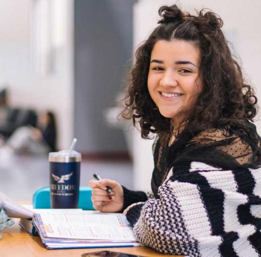 Jonge student maakt aantekeningen