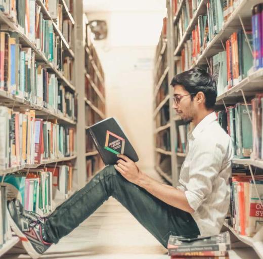 Student zit in de bibliotheek