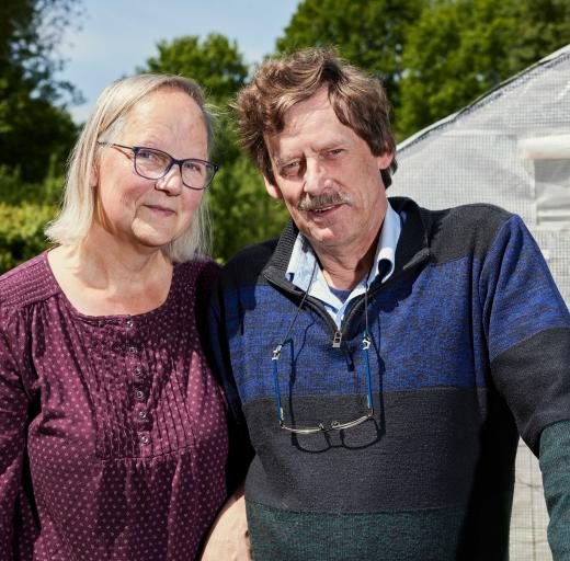 Robert en zijn vrouw in de volkstuin