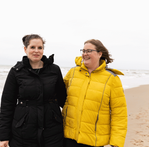 Anique en Marion op het strand, in de branding